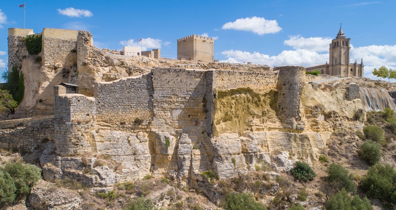 Nueva restauración de muralla en la Mota, junto a la Puerta de Santiago 